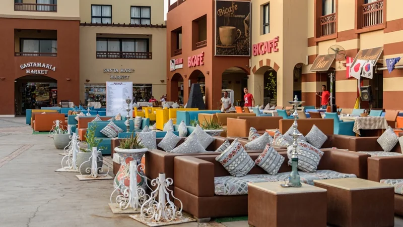 Cafés und Restaurants an der Promenade von Port Ghalib am Abend