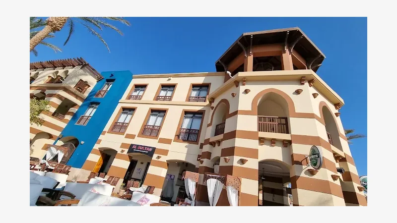 Orientalische Gebäude an der Marina von Port Ghalib